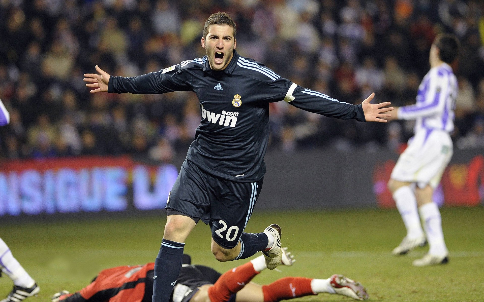 “英超战火再起，豪门逐鹿争夺榜首”，英超的豪门球队