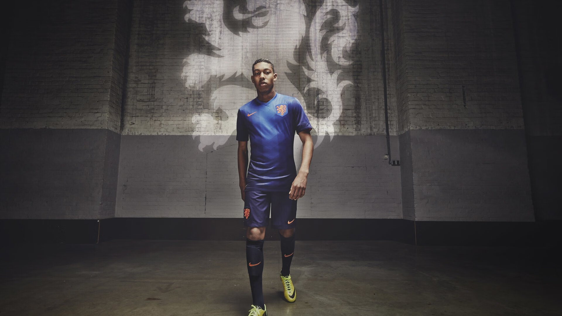 意甲激烈，比分3-2，明星球员各自贡献两球，关键数据：远射准确性达70%